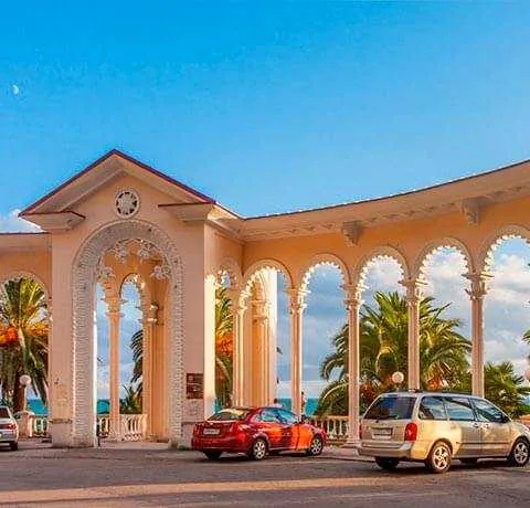 Белоснежная Гагрская колоннада в автобусной экскурсии из Геленджика в Абхазию