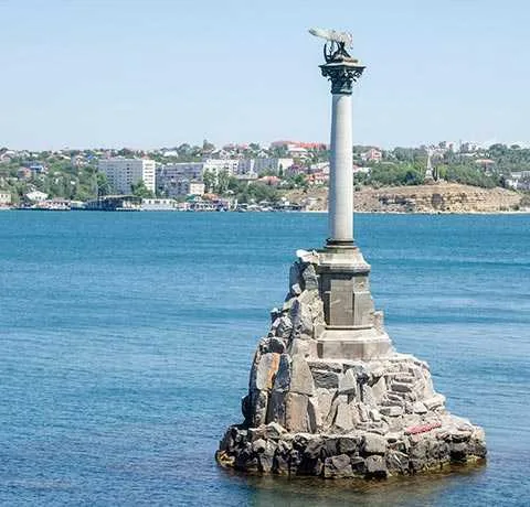 Белоснежная Графская пристань в Севастополе в туре по Крыму из Дивноморского