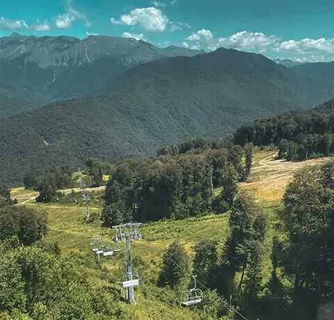 Панорама горного курорта Красная Поляна и Роза Хутор из Кабардинки