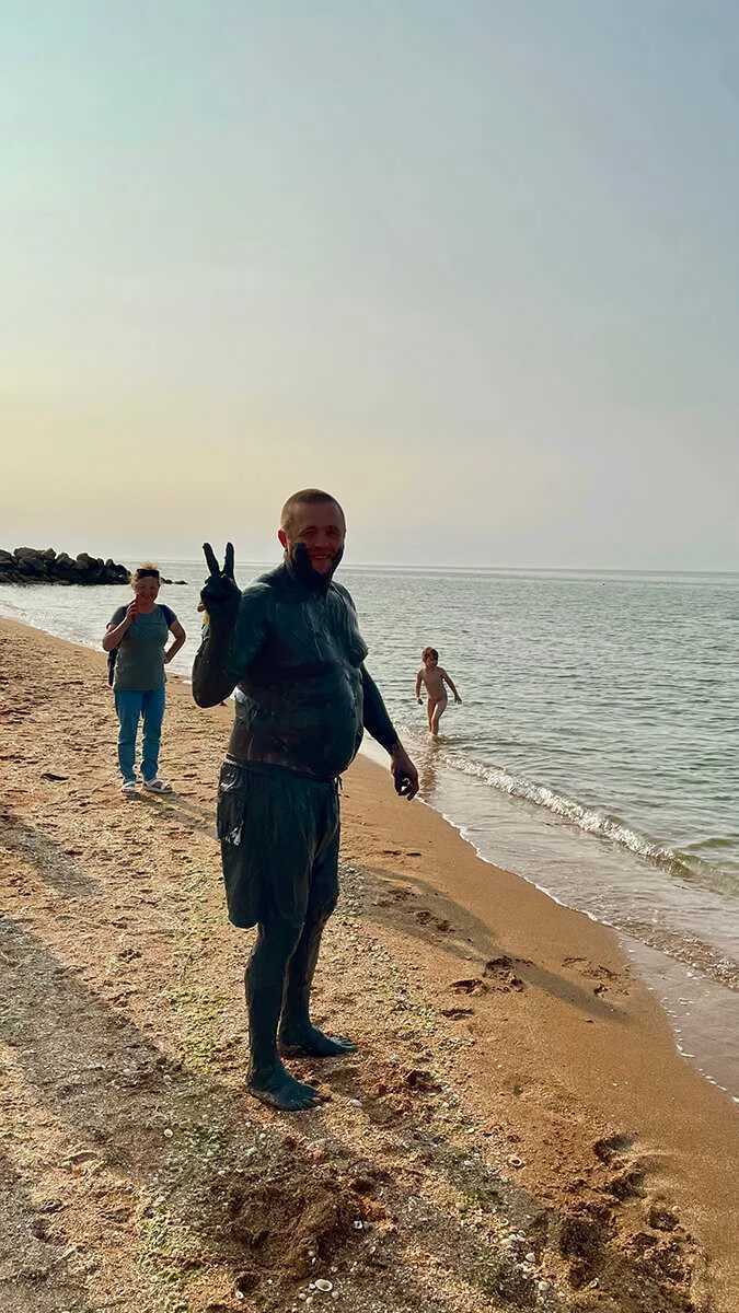 Пляж Азовского моря рядом с вулканом Тиздар в поездке из Дивноморского